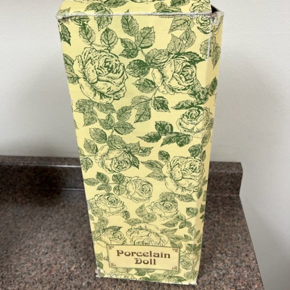 Porcelain doll holding a baby doll - Picture 10 of 11